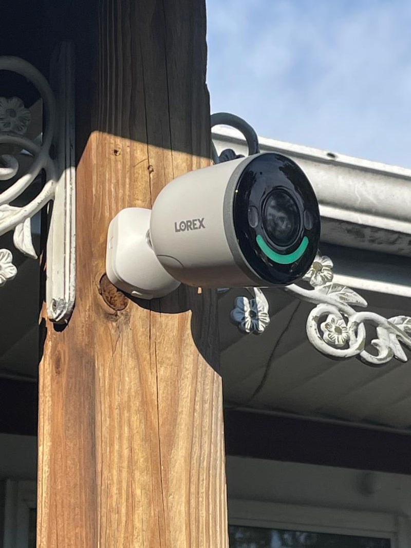 Cámara de seguridad Wi-Fi para interiores y exteriores Lorex W881AAD-E 4K con iluminación de seguridad inteligente