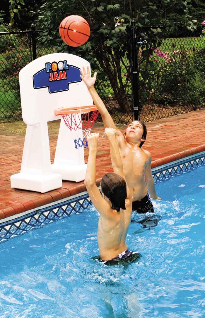 Partido de baloncesto en el interior de la piscina Swimline Pool Jam