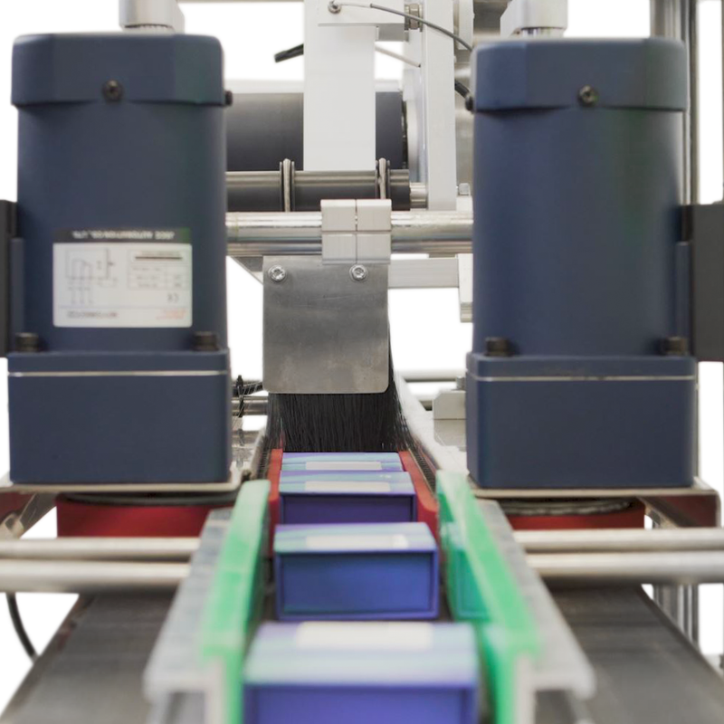Automatic Label Applicator for Flat Containers