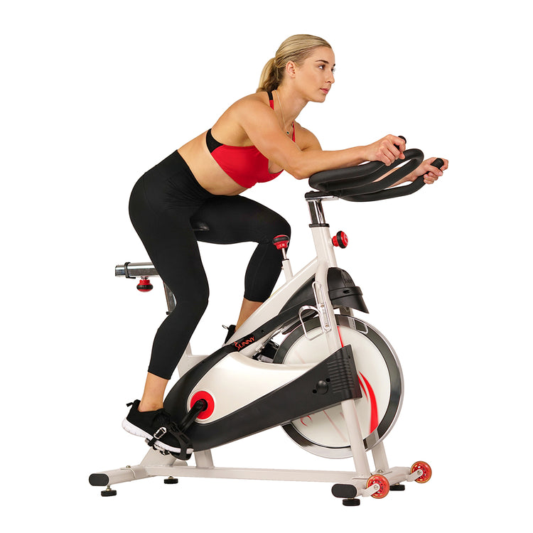Bicicleta de interior con transmisión por correa y volante de inercia de 40 lb Sunny Health &amp; Fitness con pedales acoplados - SF-B1509