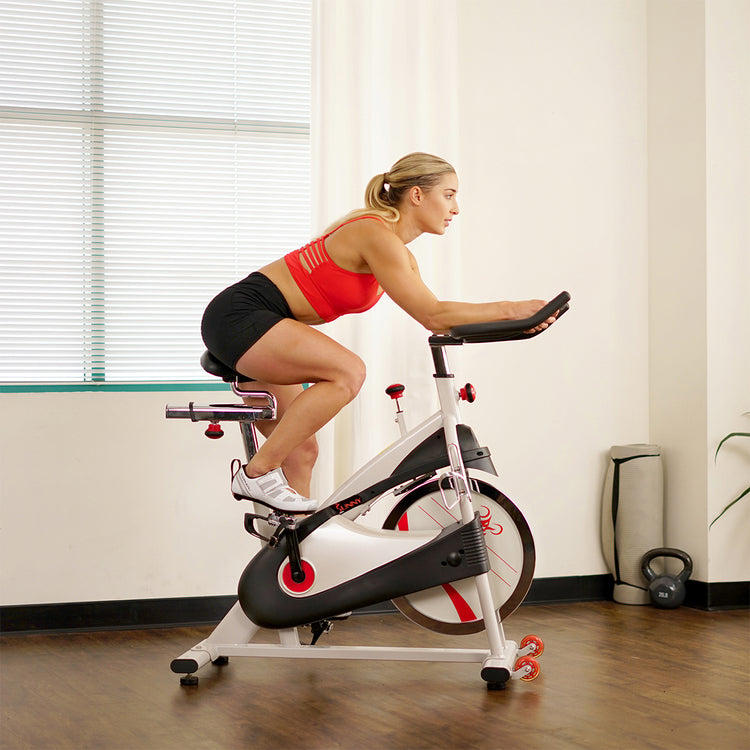 Bicicleta de interior con transmisión por correa y volante de inercia de 40 lb Sunny Health &amp; Fitness con pedales acoplados - SF-B1509