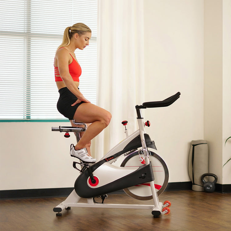Bicicleta de interior con transmisión por correa y volante de inercia de 40 lb Sunny Health &amp; Fitness con pedales acoplados - SF-B1509